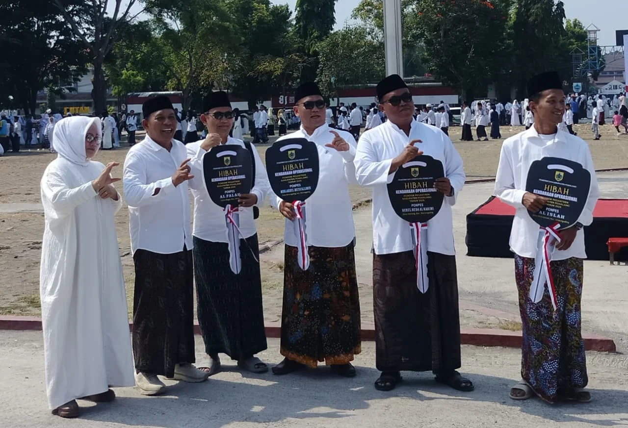 Wakil Ketua I DPRD Pemalang, Slamet Ramudji menyerahkan hibah mobil operasional pondok pesantren secara simbolis