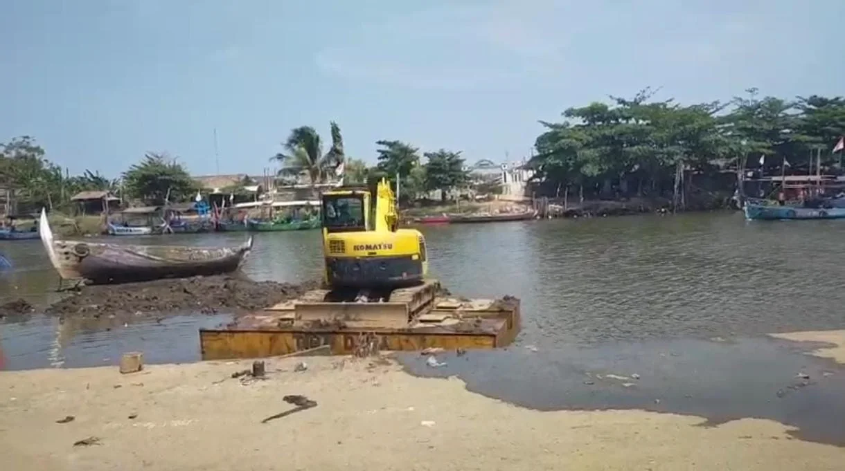 Sedimentasi Cepat Menumpuk, Dermaga Tawang Kendal Mulai Dikeruk
