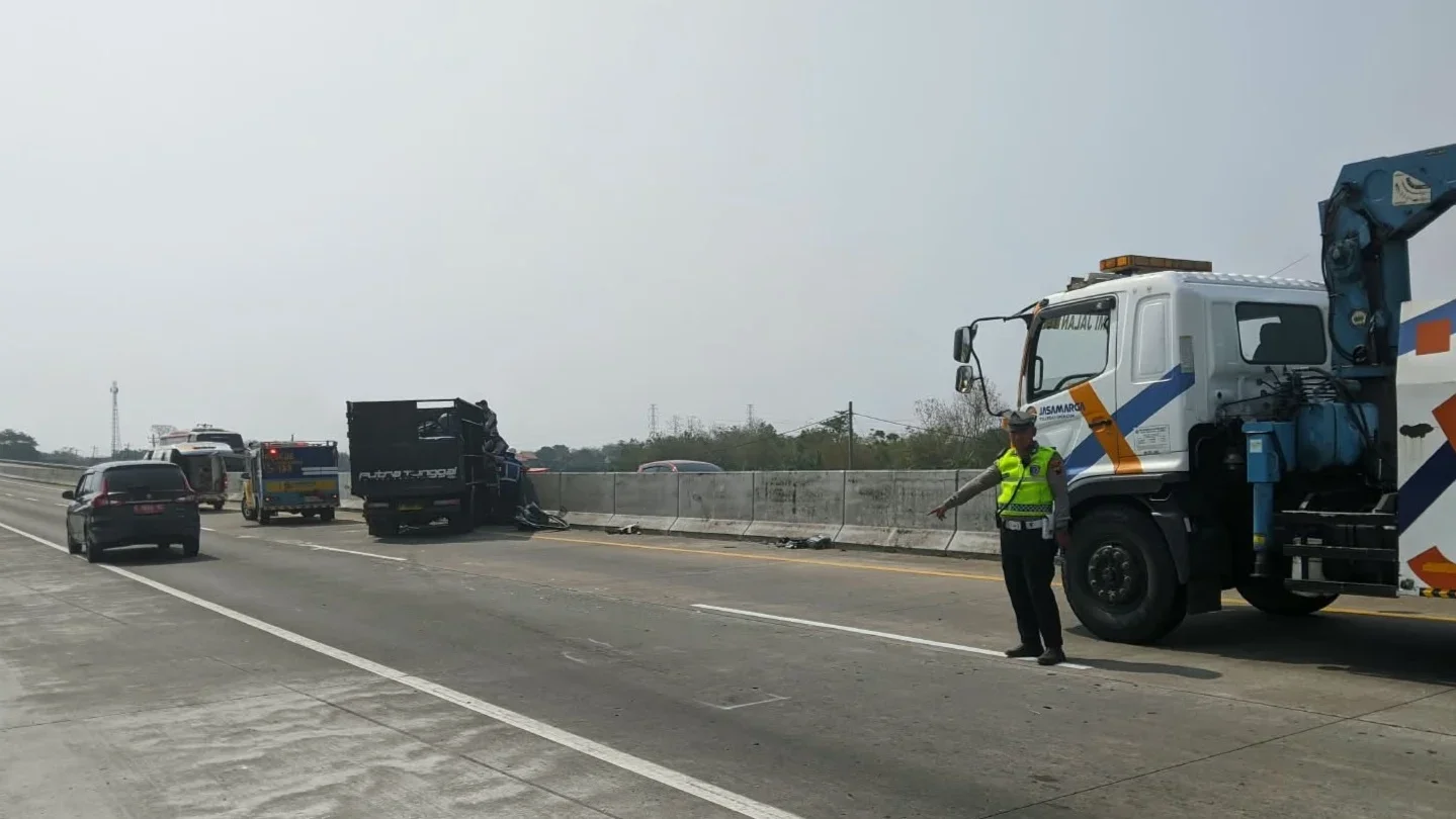 Truk yang terlibat kecelakaan di jalan tol semarang batang. (edhot)