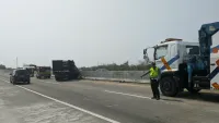 Truk Tabrak Kendaraan di Tol Semarang-Batang, Sopir Terjepit Kabin Ringsek