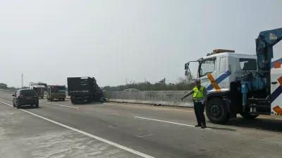 Truk Tabrak Kendaraan di Tol Semarang-Batang, Sopir Terjepit Kabin Ringsek