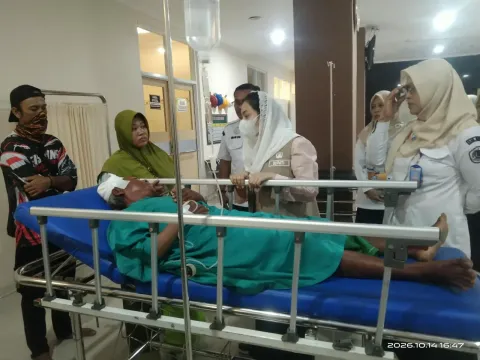 Pemkab Brebes Tanggung Biaya Pengobatan, Bupati Jenguk Korban Penganiayaan di RSUD