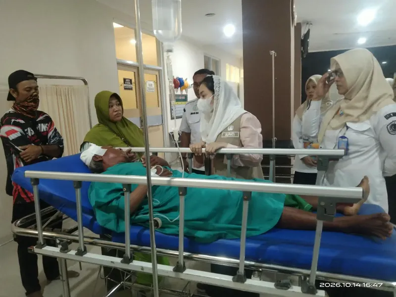 Pemkab Brebes Tanggung Biaya Pengobatan, Bupati Jenguk Korban Penganiayaan di RSUD