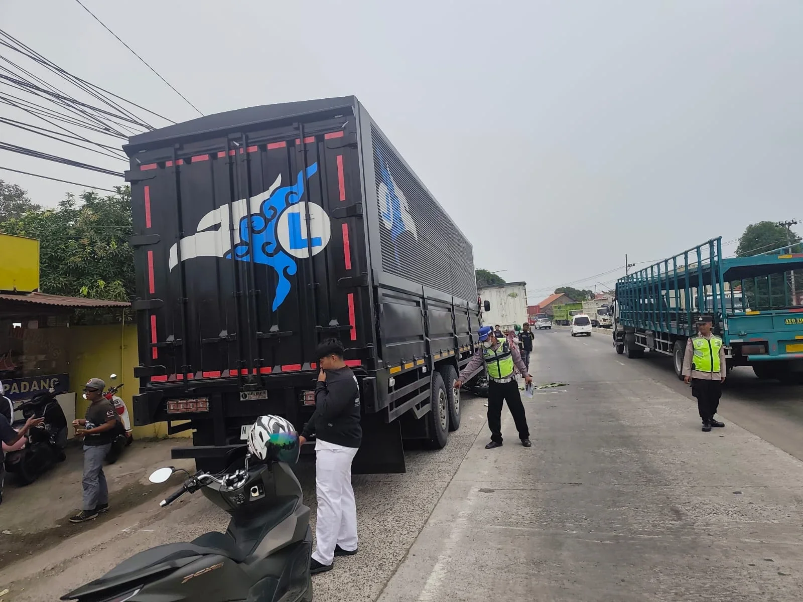 Truk Berhenti untuk Dinginkan Rem, Pemotor Kendal Tabrak dari Belakang