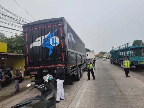 Truk Berhenti untuk Dinginkan Rem, Pemotor Kendal Tabrak dari Belakang
