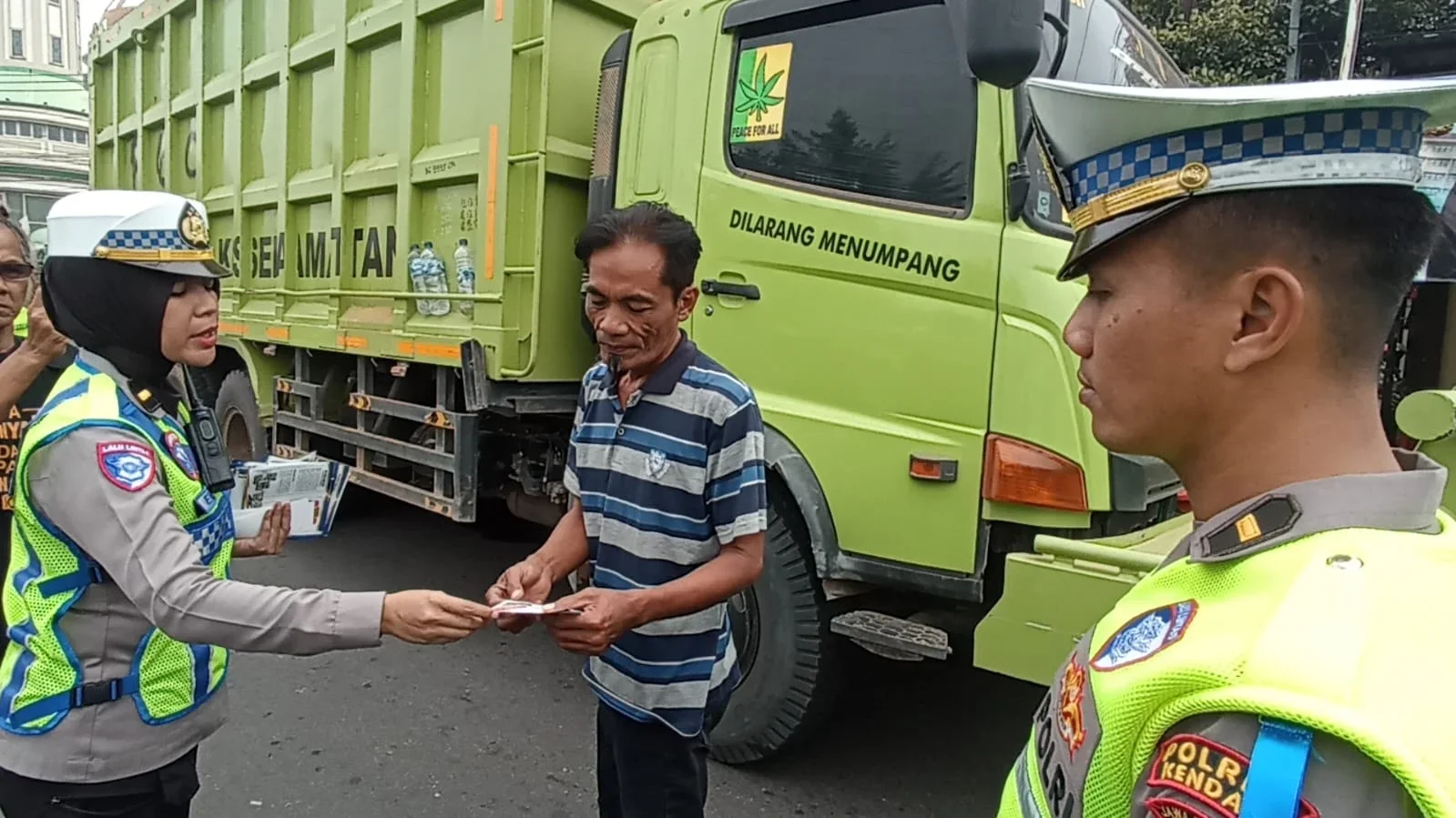 Sopir diperiksa kesehatannya oleeh petugas Dokkes Polres Kendal. (edhot)