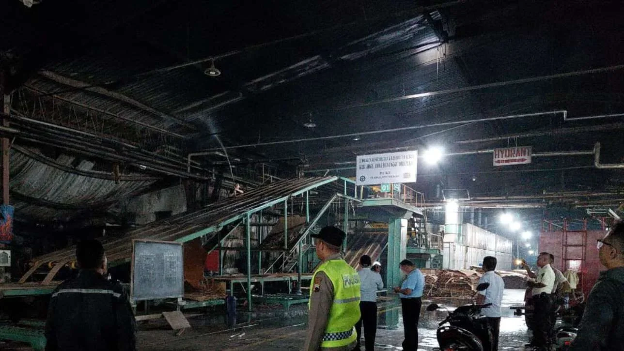 Korsleting Diduga Picu Kebakaran di PT Kayu Lapis Indonesia Kendal