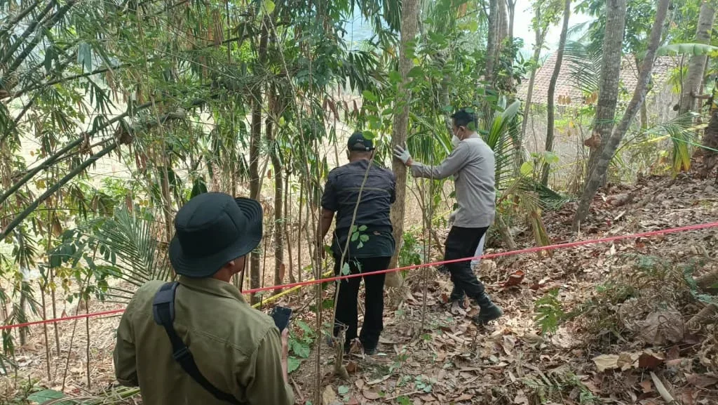 Polisi cek TKP warga gantung diri di Desa Cibentang, Kecamatan Bantarkawung