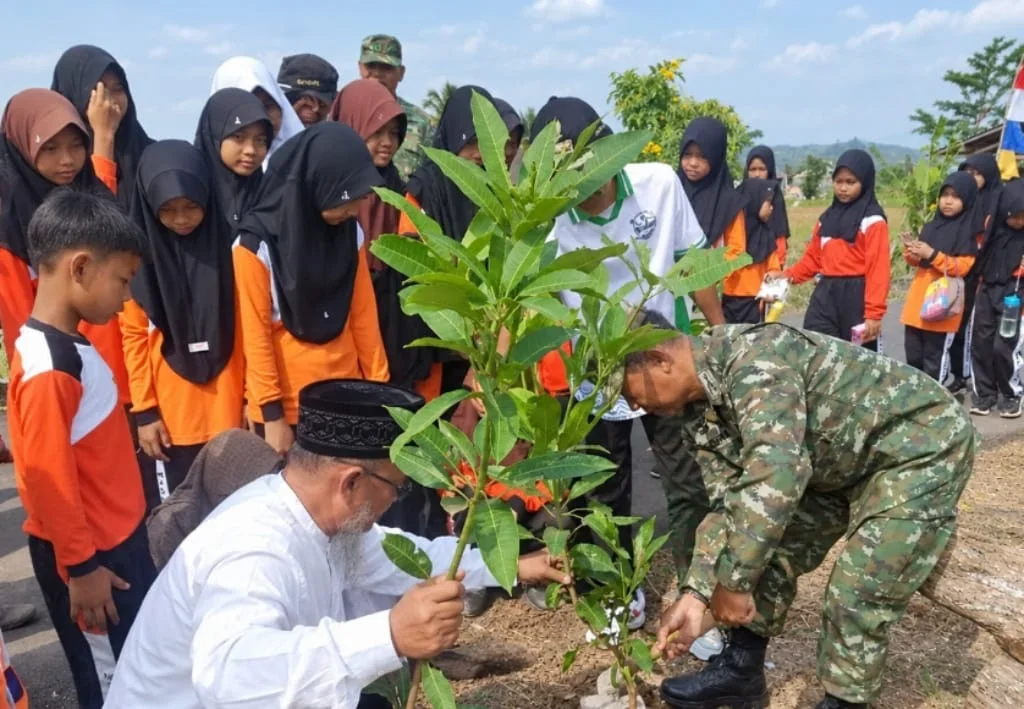 Tanam Pohon di Baitul Jannah Brebes, Danramil Tonjong Ajak Warga Jaga Kelestarian Lingkungan