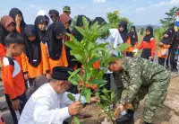 Tanam Pohon di Baitul Jannah Brebes, Danramil Tonjong Ajak Warga Jaga Kelestarian Lingkungan