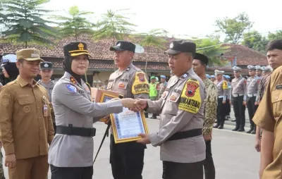 Sinergi Jaga Kamtibmas, Kapolres Tegal Berikan Penghargaan Kepada Warga Dukuhwaru