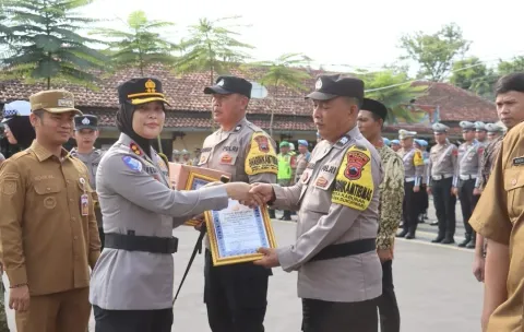 Sinergi Jaga Kamtibmas, Kapolres Tegal Berikan Penghargaan Kepada Warga Dukuhwaru