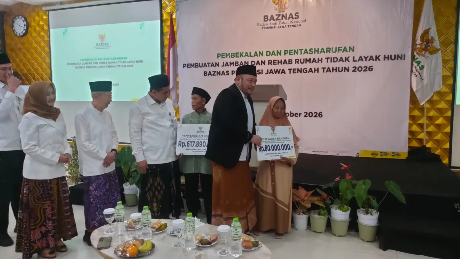 Baznas Jawa Tengah, menyalurkan bantuan jambanisasi dan RTLH kepada perwakilan warga di Hotel Premiere Kota Tegal, Kamis 22 Oktober 2026.