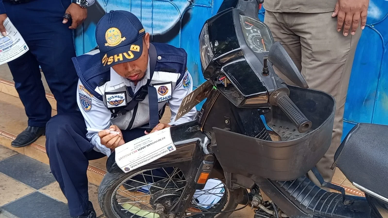 Parkir Sembarangan Terancam Digembok, Dishub Tegal Tempel Stiker Peringatan