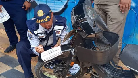 Parkir Sembarangan Terancam Digembok, Dishub Tegal Tempel Stiker Peringatan