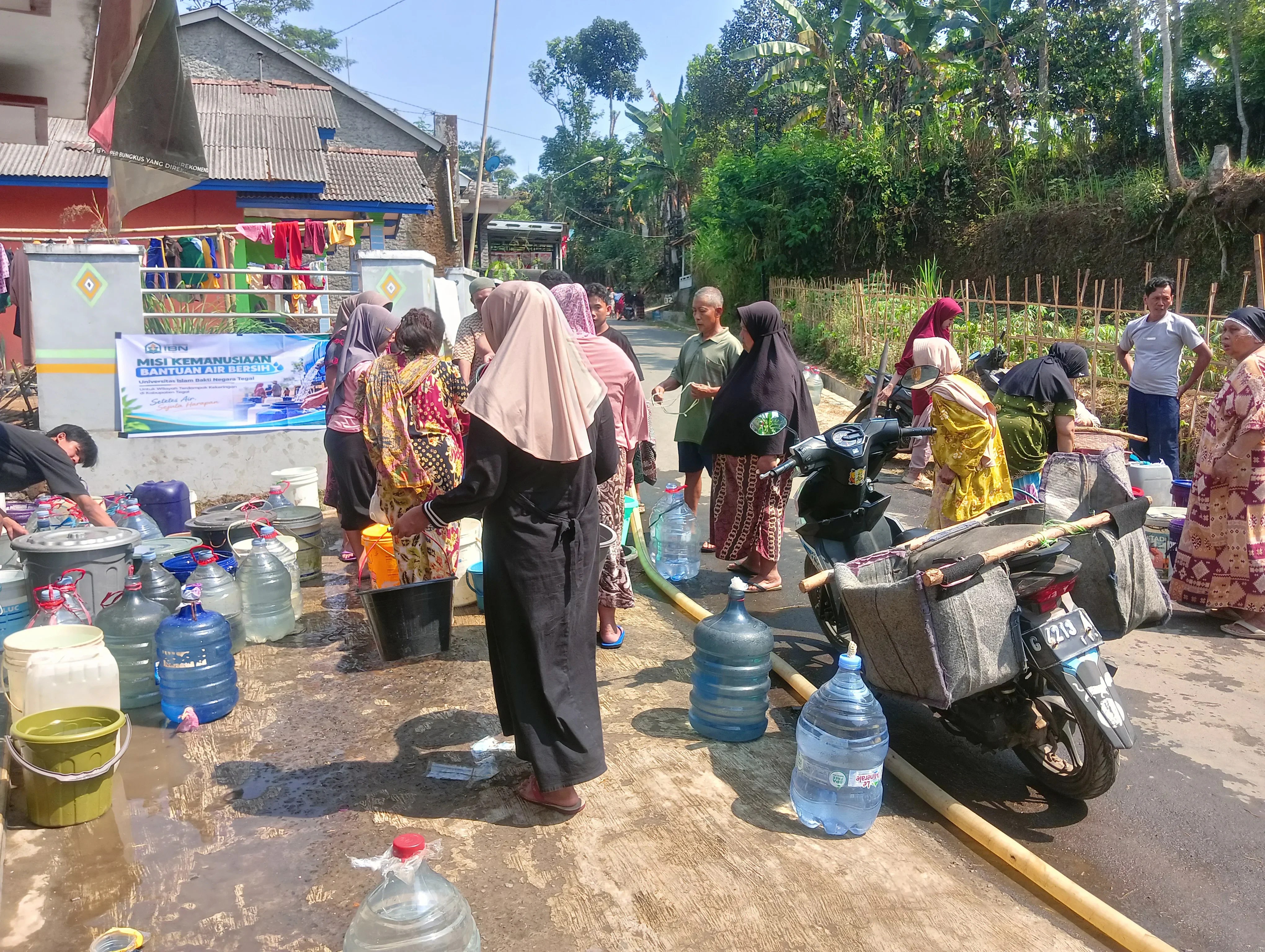 Kekeringan di Kabupaten Tegal Meluas, IBN University Salurkan Air Bersih