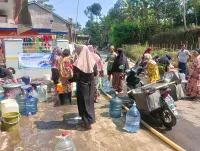 Kekeringan di Kabupaten Tegal Meluas, IBN University Salurkan Air Bersih