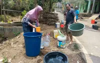 6 Bulan Kesulitan Air Bersih, Warga Taraban Brebes Terpaksa Andalkan Bantuan