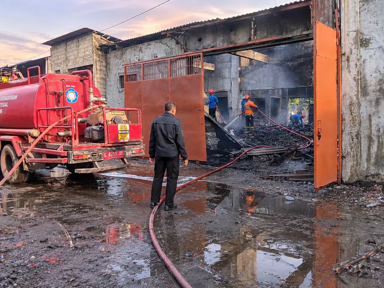 Gudang Peleburan Aluminium di Kebasen Tegal Terbakar, Kerugian Capai Rp100 Juta