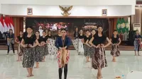 Gladi bersih duta seni kendal di Pendopo Bahurekso sebelum tampil di TMII. dokumen
