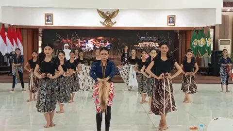 Gladi bersih duta seni kendal di Pendopo Bahurekso sebelum tampil di TMII. dokumen