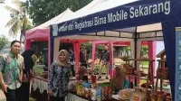 Telur Asin Brebes Tarik Perhatian Pengunjung TMII