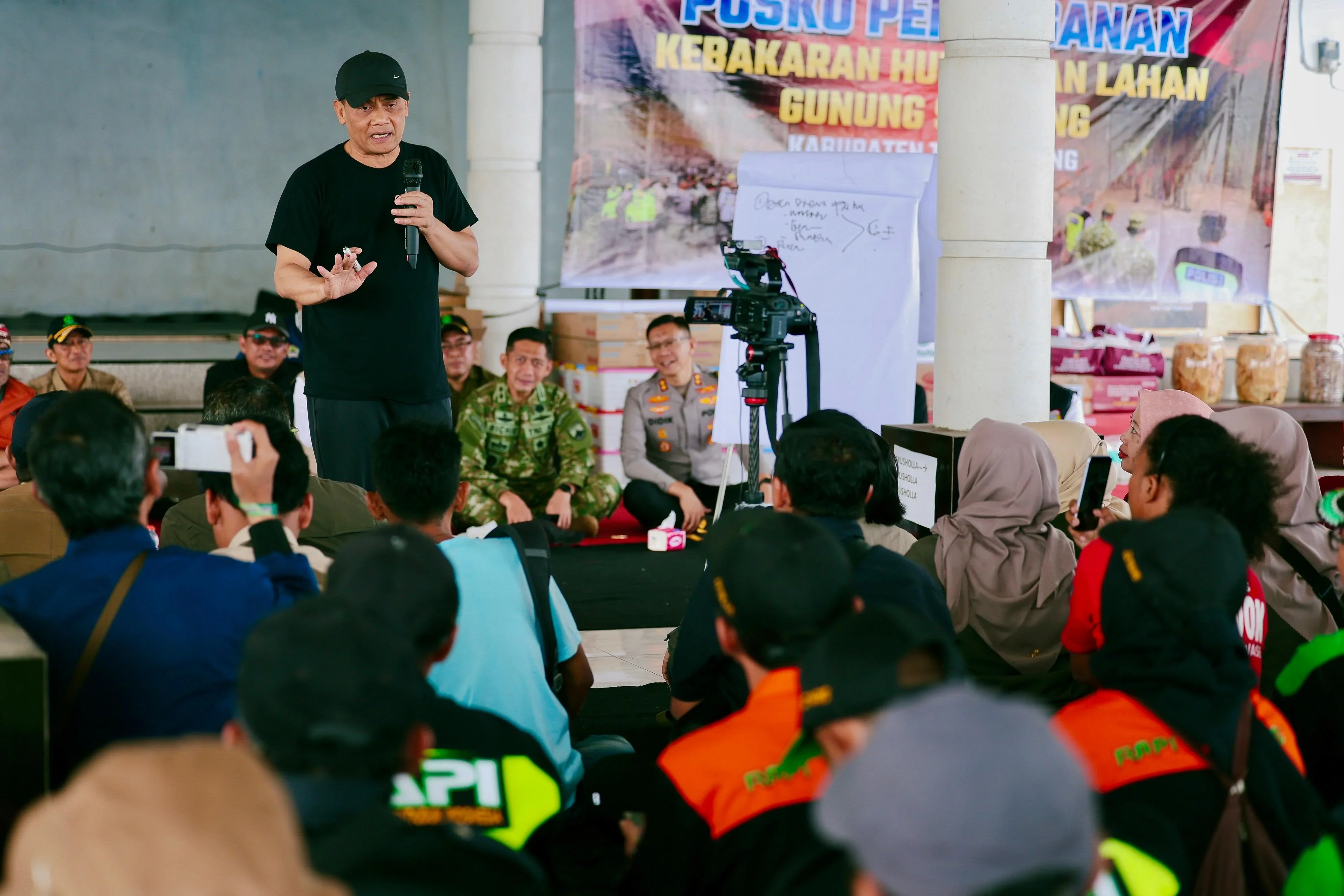 Ahmad Luthfi Angkat Topi Jibaku Warga dan Petugas Padamkan Kebakaran Gunung Sumbing