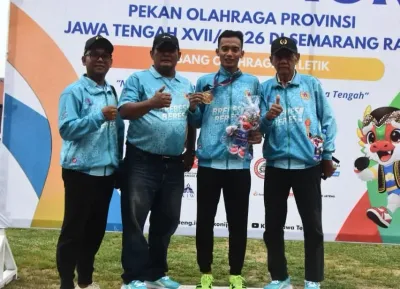 Tio Siva menujukan medali emas usai sukses menjadi juara pertama di kelas 5.000 meter cabang olahraga atletik Porprov Jateng, di Jatidiri Semarang