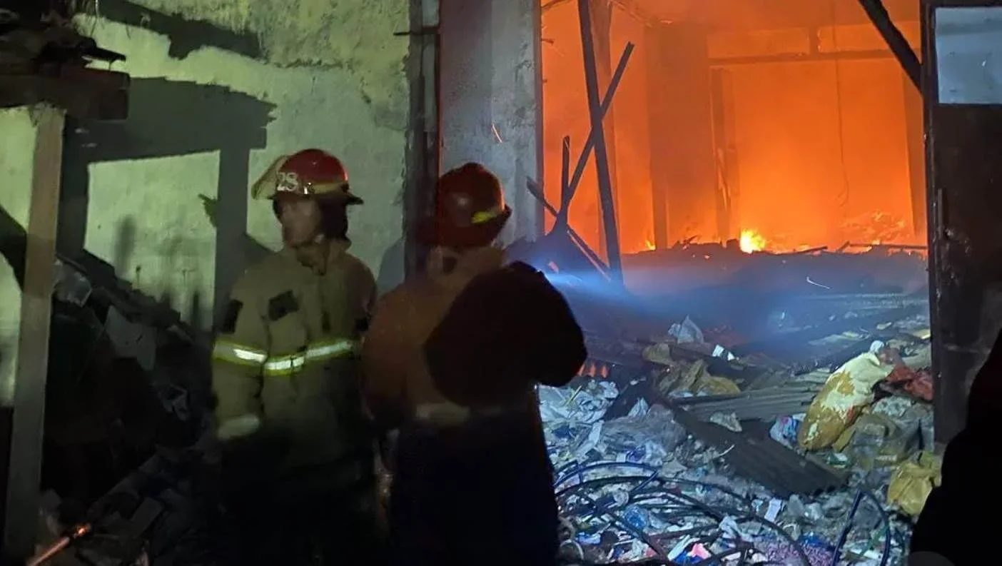 Gudang Rosok di Brangsong Kendal Terbakar Dini Hari, Penyebab Masih Misterius