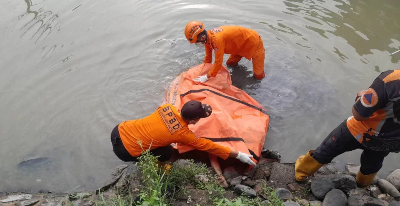 Teriakan Anak Sekolah Ungkap Penemuan Lansia Mengapung di Sungai Kendal
