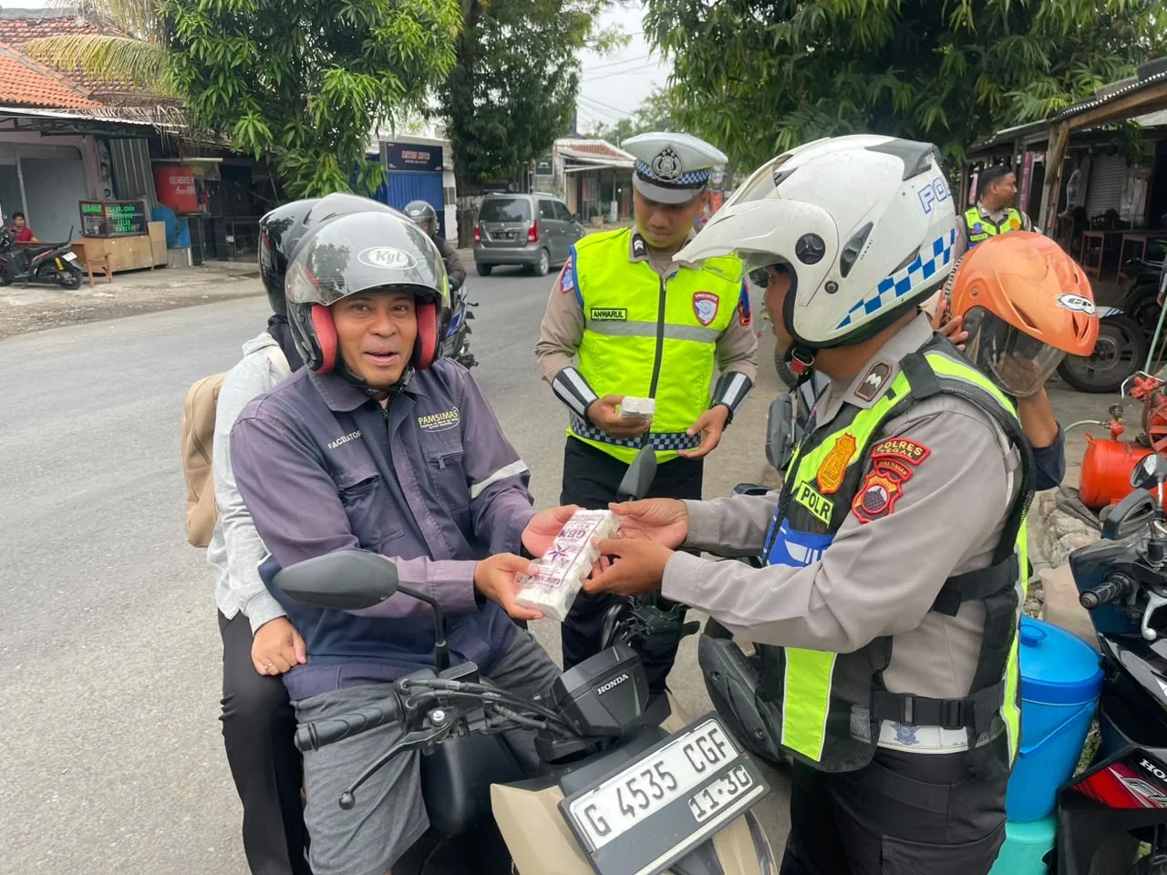 Operasi Patuh Candi 2026, Satlantas Polres Tegal Bagikan Garam untuk Pemotor Tertib