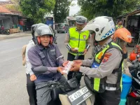 Operasi Patuh Candi 2026, Satlantas Polres Tegal Bagikan Garam untuk Pemotor Tertib