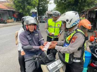 Operasi Patuh Candi 2026, Satlantas Polres Tegal Bagikan Garam untuk Pemotor Tertib