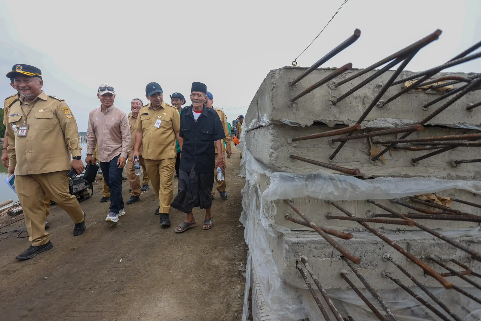 Taj Yasin Kawal Pembangunan Hybrid Seawall, Warga Demak Menatap Pemulihan Tambak