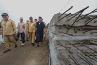 Taj Yasin Kawal Pembangunan Hybrid Seawall, Warga Demak Menatap Pemulihan Tambak