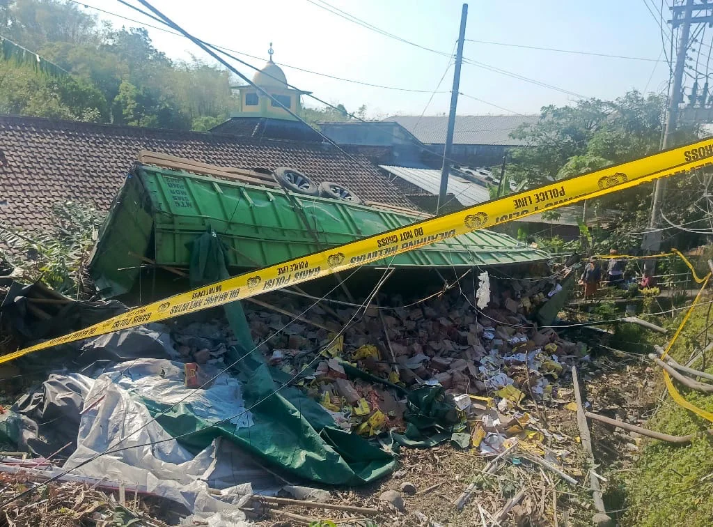 Begini Kondisi Truk Maut di Ataba Bumiayu, Kabin Remuk, Bak Bersandar di Dinding Rumah