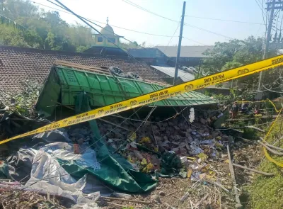 Begini Kondisi Truk Maut di Ataba Bumiayu, Kabin Remuk, Bak Bersandar di Dinding Rumah