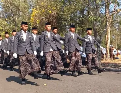 Ribuan Santri Padati Lapangan Pemkab Tegal, Bupati Ischak Ajak Jaga Tradisi dan Kuasai Teknologi