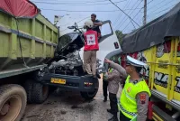 Sopir Truk Box Tewas Terjepit Usai Tabrak Dump Truk Mogok di Pantura Cepiring Kendal