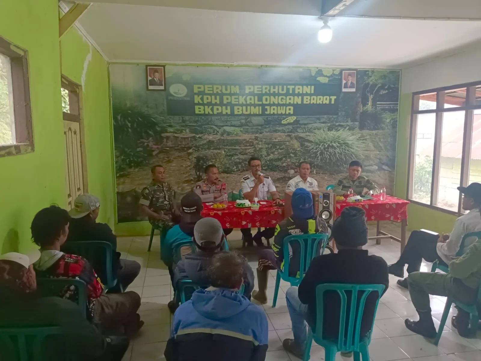 Perhutani Pekalongan Barat dan Forkopimcam Bumijawa Bina Penggarap Lahan di Petak 58 RPH Guci