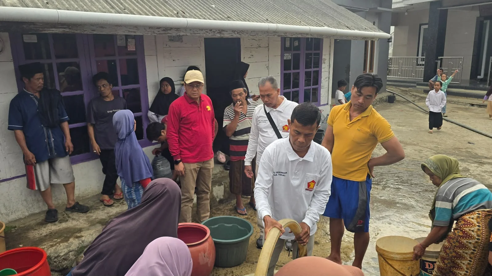 Ketua Fraksi Partai Gerindra DPRD Kabupaten Tegal, Abu Suud bersama Ketua DPC Partai Gerindra Kabupaten Tegal, Rudi Indrayani menyalurkan air bersih ke warga Desa Muncanglarang, Kecamatan Bumijawa, Minggu 4 Oktober 2026. (Dok) 