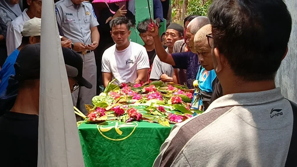 Isak Tangis Sambut Jenazah Dani di Pagojengan Brebes, Korban KMP Virgo Transport 8