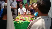 Isak Tangis Sambut Jenazah Dani di Pagojengan Brebes, Korban KMP Virgo Transport 8