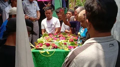 Isak Tangis Sambut Jenazah Dani di Pagojengan Brebes, Korban KMP Virgo Transport 8
