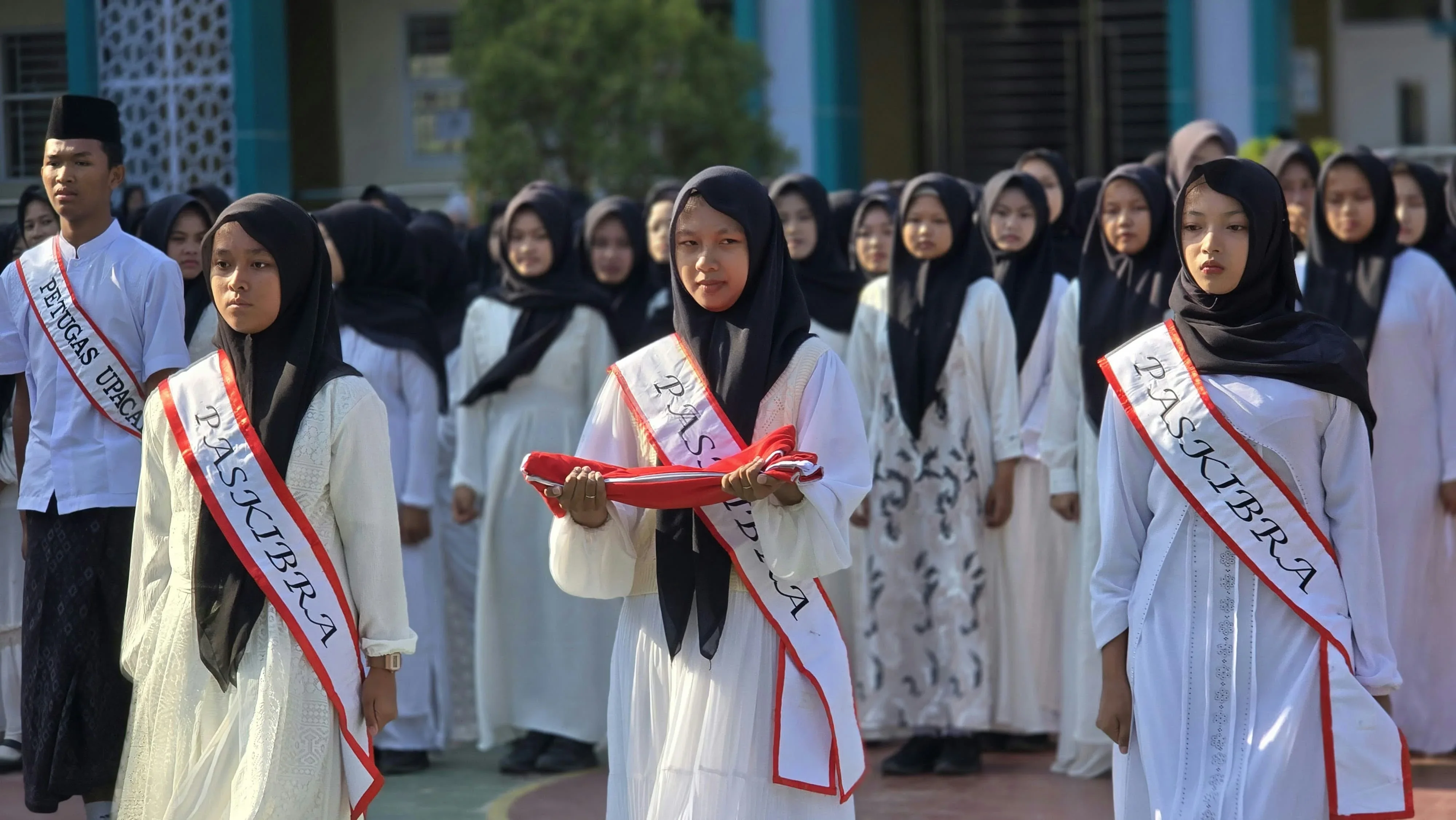 Upacara peringatan Hari Santri Nasional 2026 di MAN 2 Brebes, Kamis, 22 Oktober 2026. Dalam rangkaian kegiatan tersebut, siswa juga mengikuti Tasmi’ Al-Qur’an, istighotsah, khotmil Qur’an, dan setoran hafalan Juz Amma.