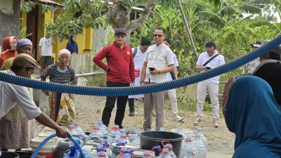 Kekeringan di Kertasari Tegal Makin Parah, Kader Gerindra Salurkan 4 Tangki Air Bersih