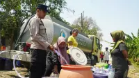 Peduli Krisis Air, Polres Tegal Salurkan 20.000 Liter Air Bersih ke Desa Karangmalang dan Tonggara