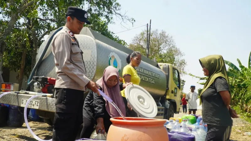 Peduli Krisis Air, Polres Tegal Salurkan 20.000 Liter Air Bersih ke Desa Karangmalang dan Tonggara