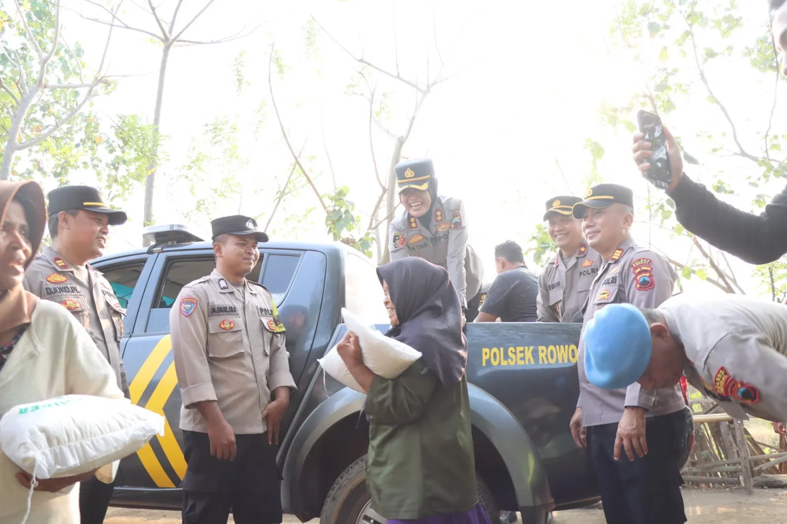 Kapolres Kendal Naik Perahu Nelayan Antar Bantuan Beras ke Warga Sigentong