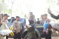 Kapolres Kendal Naik Perahu Nelayan Antar Bantuan Beras ke Warga Sigentong